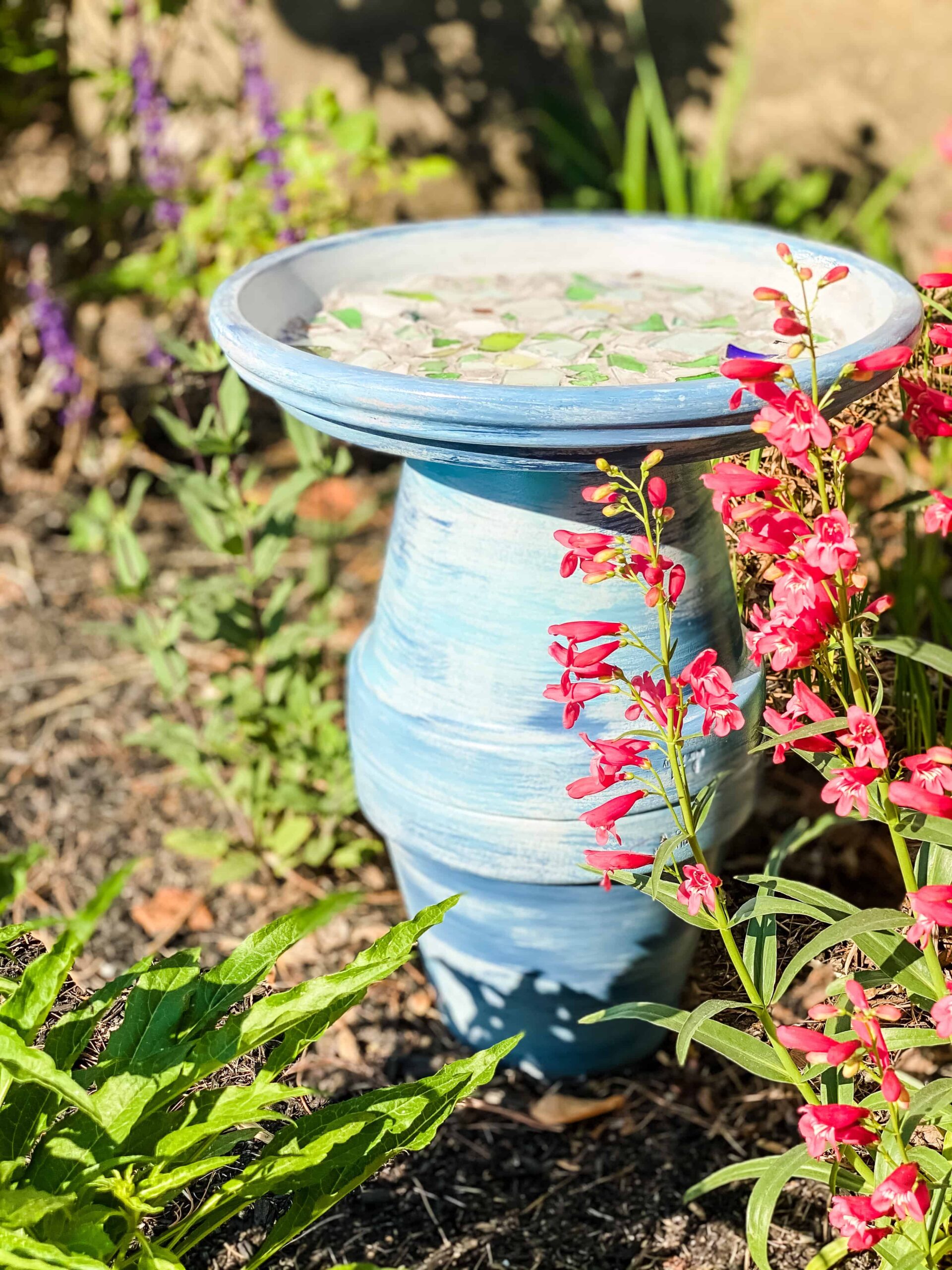 Hoe maak je een mozaïek-vogelbad met zeeglas en plantenpotten