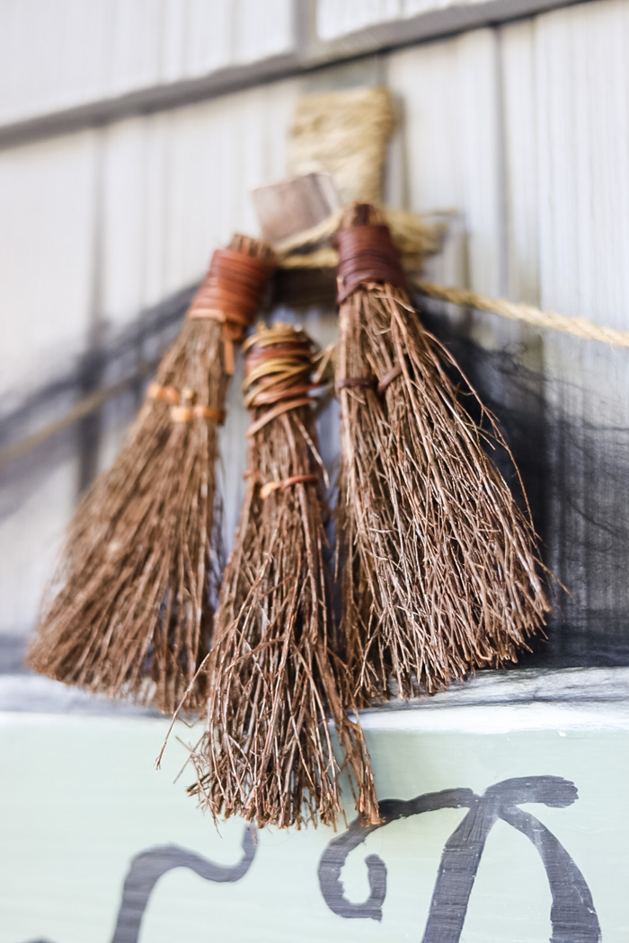 Garden Witch Porch Decor: A Bewitchingly Beautiful Halloween Look ...