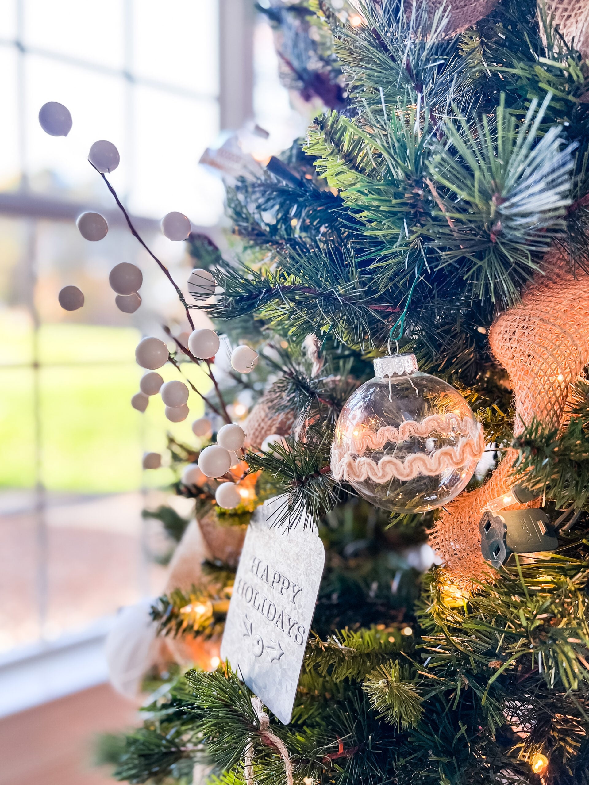 How to Decorate a Christmas Tree Like a Pro: Tips from Top Bloggers ...