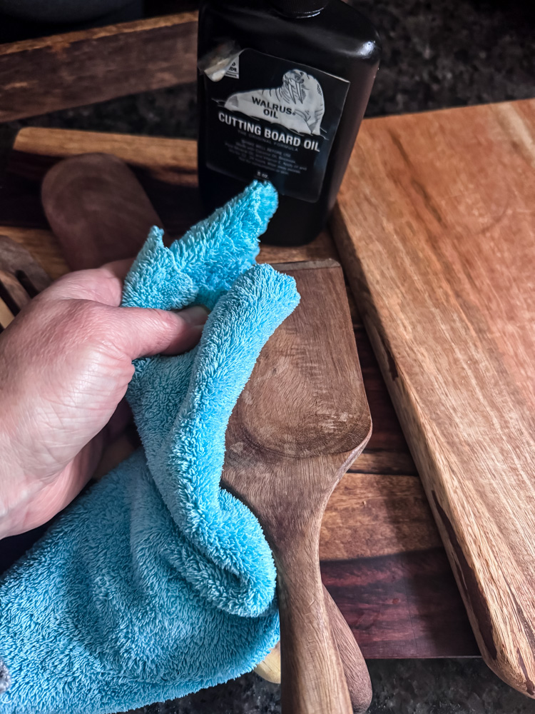 conditioning wood utensils