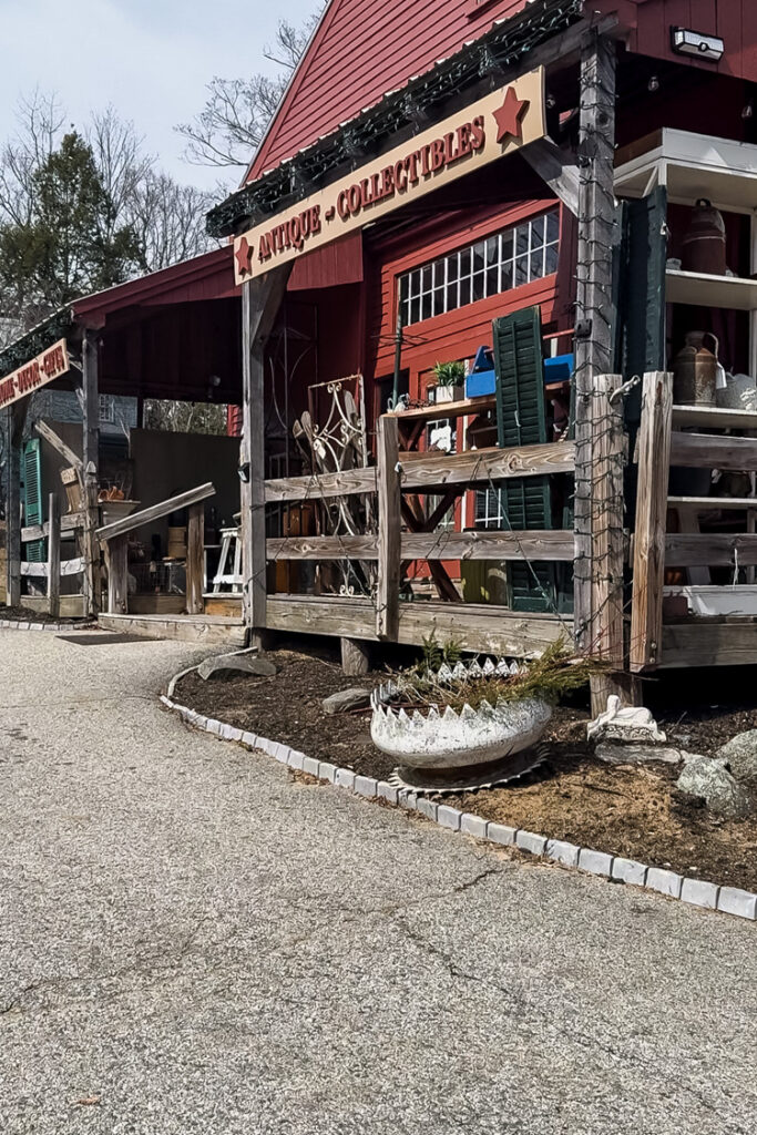 outside of the collector's eye antique store in stratham,nh